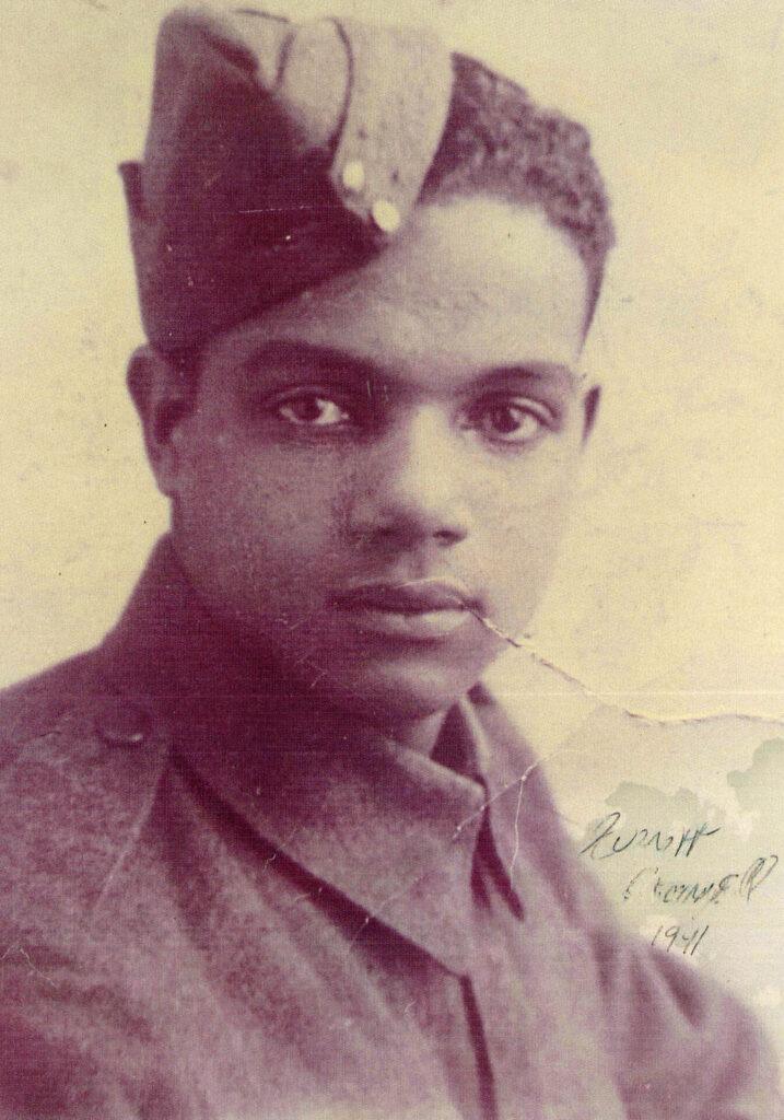 Portrait sépia d'un soldat en uniforme. Sur le côté droit, quelqu'un a écrit « Everett Cromwell 1941 ».