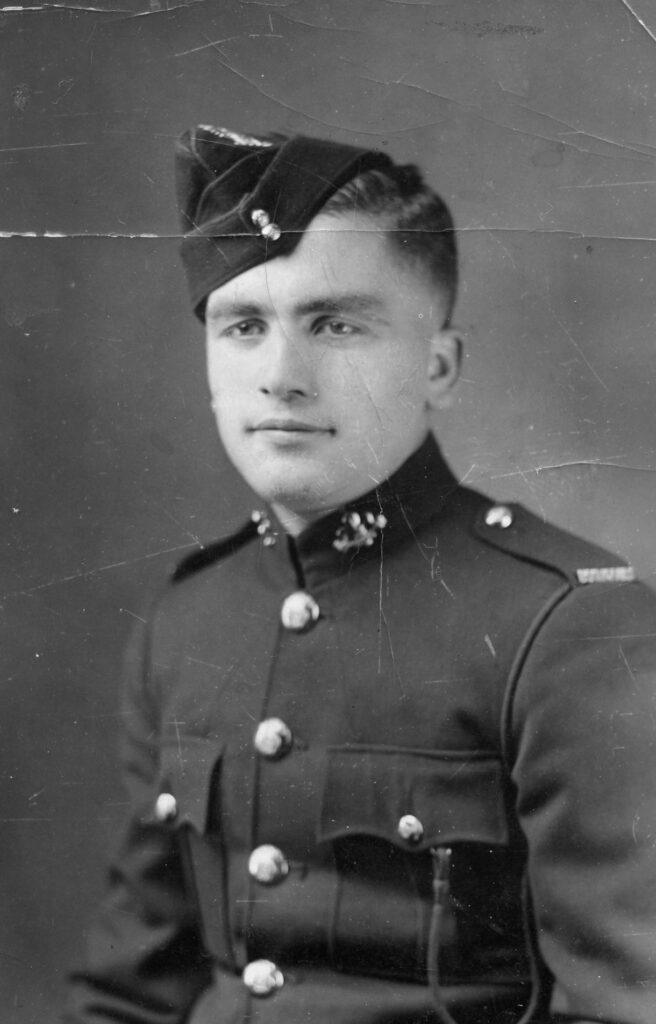 Portrait en noir et blanc d'un soldat en uniforme. Il regarde légèrement sur le côté.