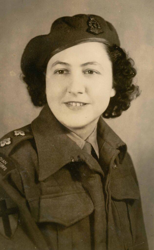 une image en noir et blanc d'une femme. Elle porte un uniforme militaire. Elle regarde légèrement sur le côté.