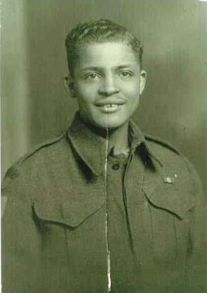 Image d'un soldat en uniforme, de haut en bas. Il sourit.
