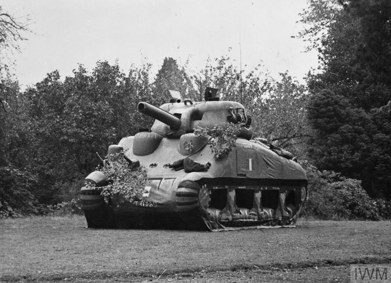 Un char d'assaut gonflable dans une clairière près d'une zone forestière.