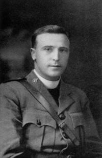 Portrait en noir et blanc d'un jeune homme en uniforme militaire.