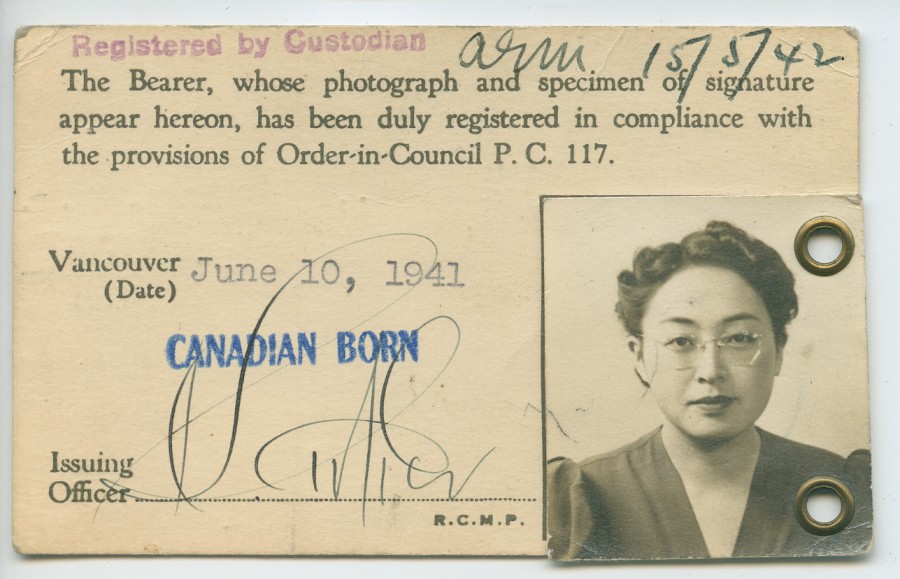 Carte d'identité représentant une femme portant des lunettes. La mention « né au Canada » est inscrite en grandes lettres bleues.