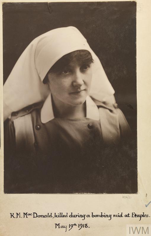 Photographie en noir et blanc d'une femme. Elle est visible à partir des épaules. Sous l'image, on peut lire : K. M. MacDonald, tuée lors d'un bombardement à Etaples le 19 mai 1918.