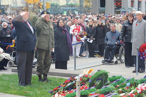 Les participants à la cérémonie du jour du Souvenir à Toronto (2009)