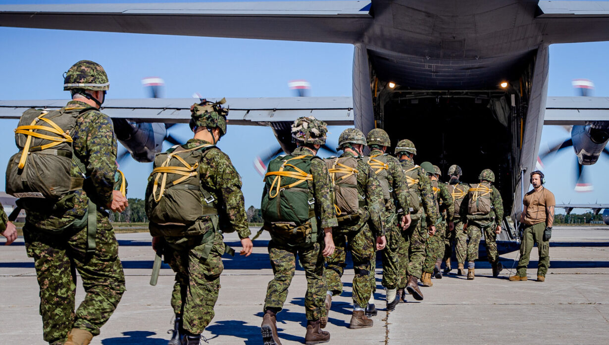 les soldats qui montent à bord d'un avion
