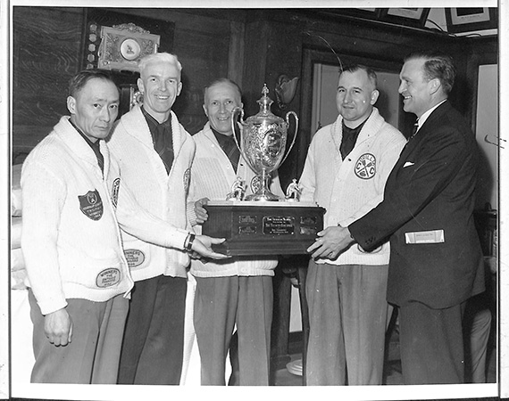 Wee Hong (Walter) Louie et d'autres hommes tenant un trophée