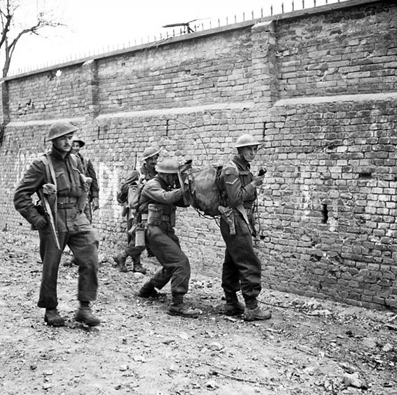 Un groupe de soldats utilisant un système de talkie-walkie pendant la Seconde Guerre mondiale.