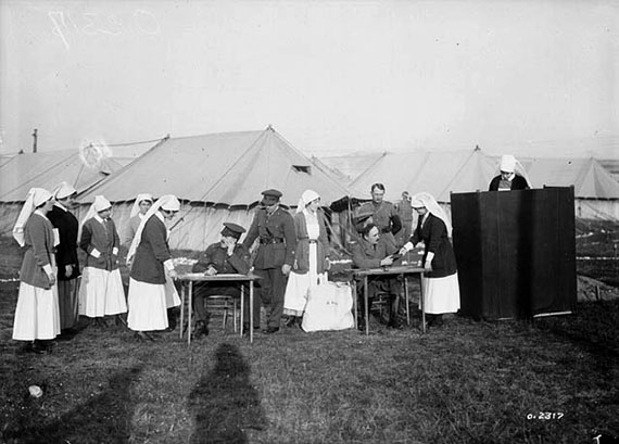 Un groupe d'infirmières votant pendant la Première Guerre mondiale.