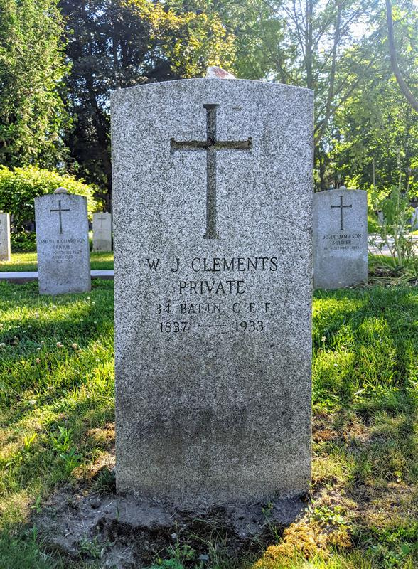 Une pierre tombale portant l'inscription « W J Clements, soldat du 34e bataillon du CEF, 1837-1933 ».