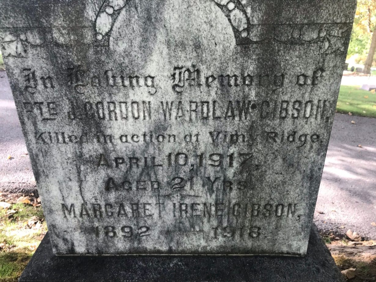 Une pierre tombale portant l'inscription en anglais « À la mémoire du soldat J. Gordon Wardlaw Gibson. Mort au combat à la crête de Vimy le 10 avril 1917, à l'âge de 21 ans. Margaret Irene Gibson 1892-1918. »