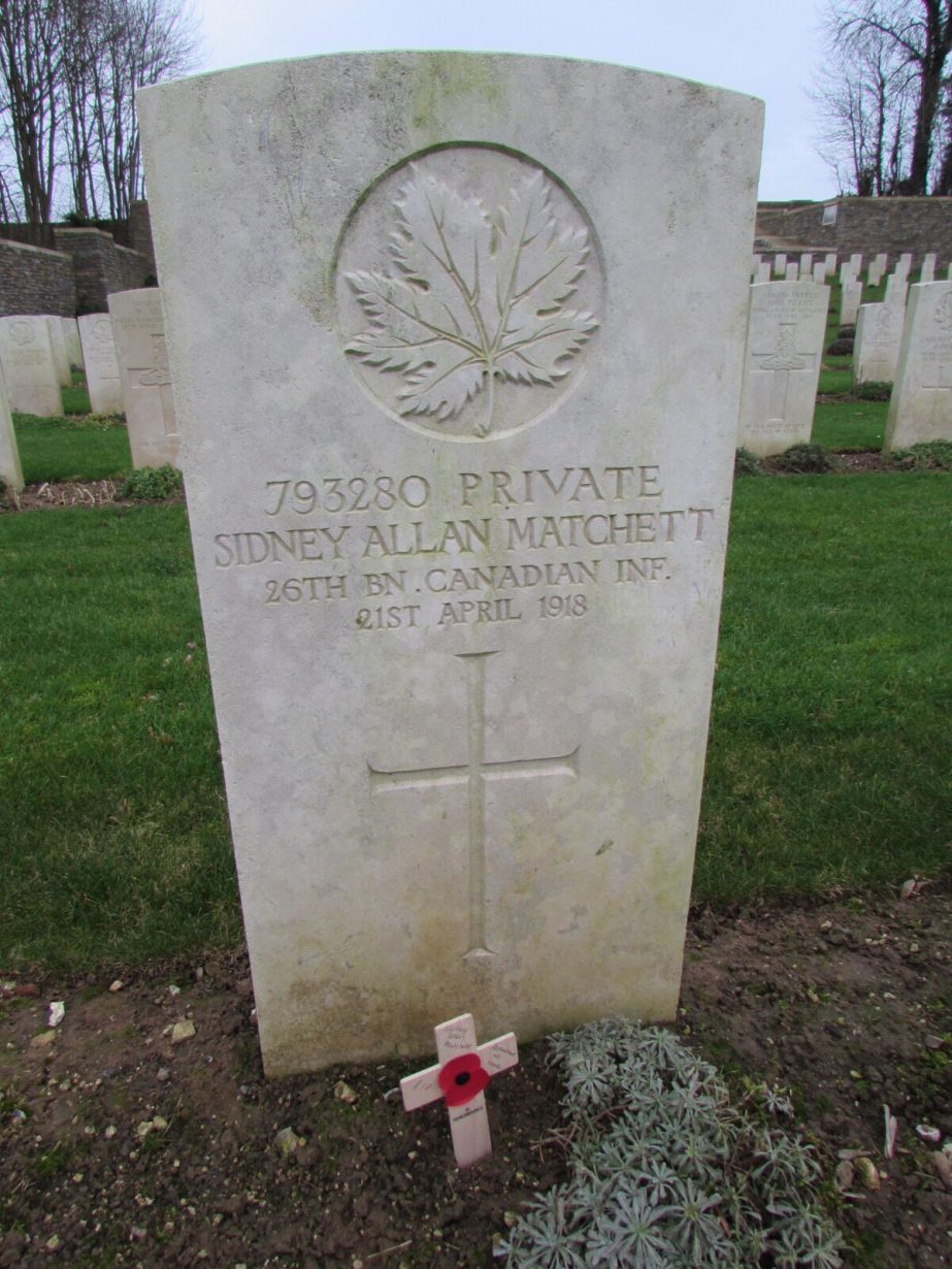 Pierre tombale portant l'inscription en anglais « 793280 Soldat Sidney Allan Matchett 26e bataillon, Infanterie canadienne, 21 avril 1918 ».