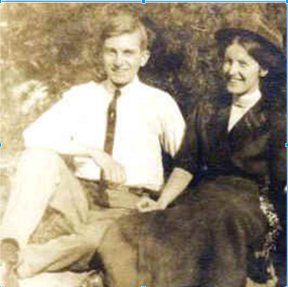 une photo d'un homme assis à côté d'une femme. Ils sourient tous les deux.