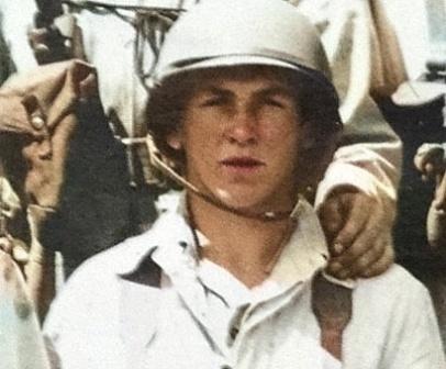 Un jeune soldat en uniforme portant un casque.