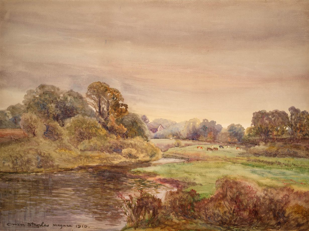 Une peinture de paysage. À droite, on voit des champs où paissent des vaches. À gauche, un ruisseau sinueux. À l'arrière-plan, une maison nichée à la lisière d'une forêt.