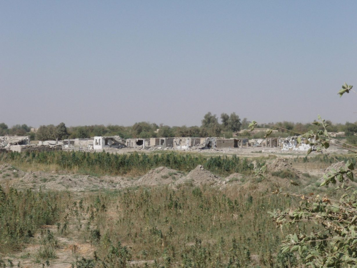 Un bâtiment en ruines aux murs blancs.