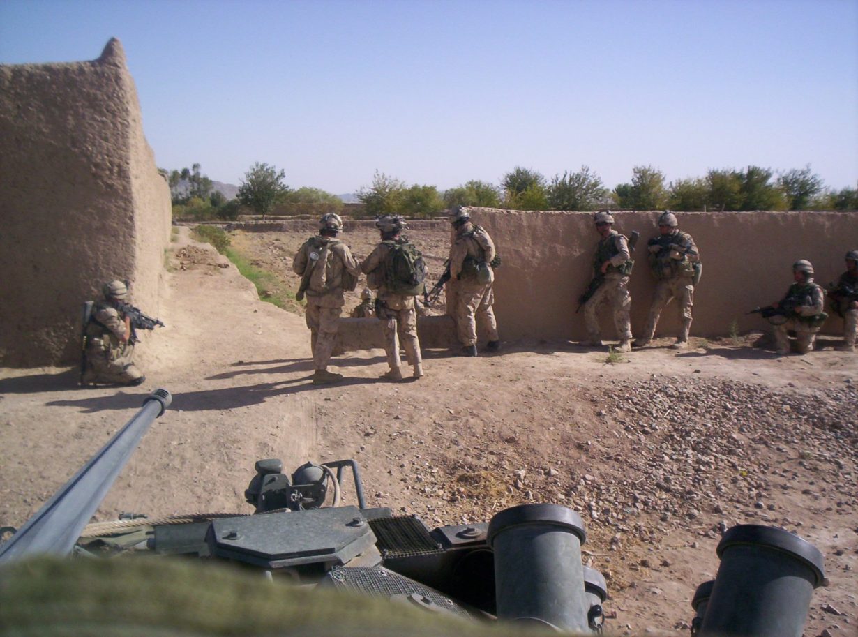 un groupe de soldats près d'un mur