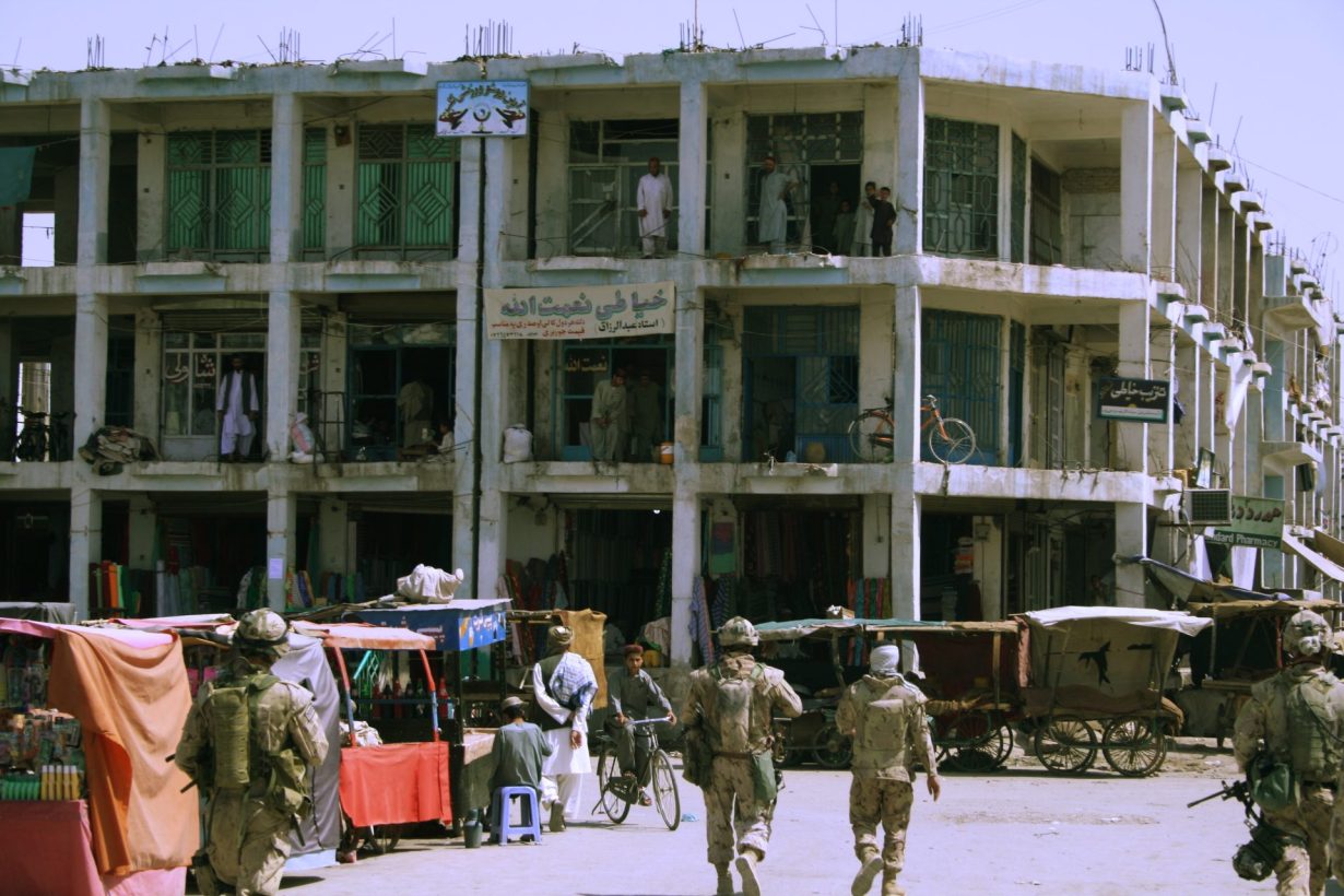 des soldats marchant dans une rue en Afghanistan.