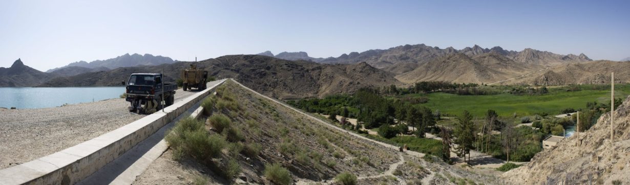 véhicules traversant un grand barrage en Afghanistan.