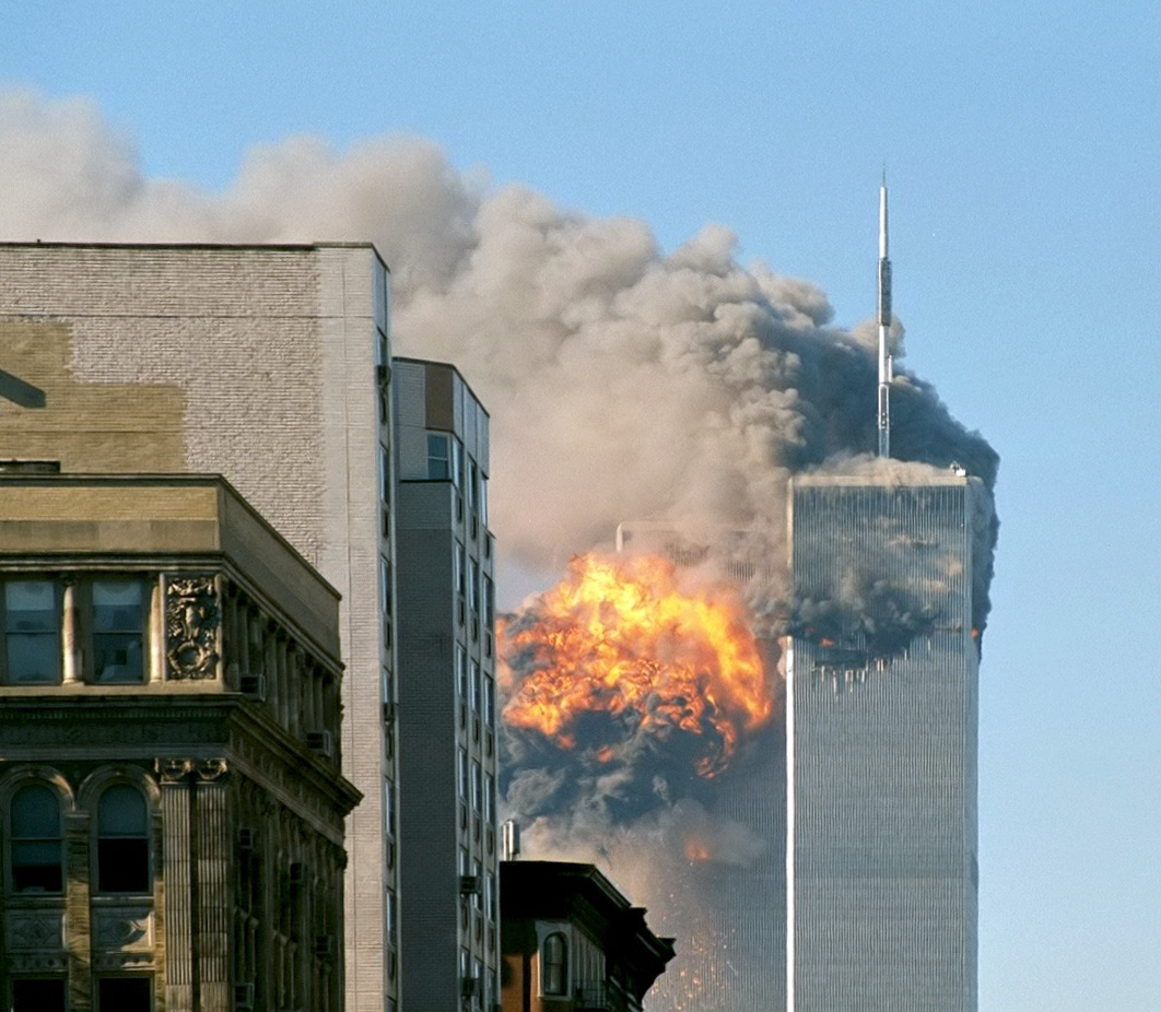 Le World Trade Center est en feu. Une explosion se produit dans l'une des tours.