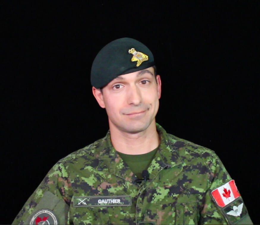 Un soldat en uniforme. Son badge indique «&nbsp;Gauthier&nbsp;».