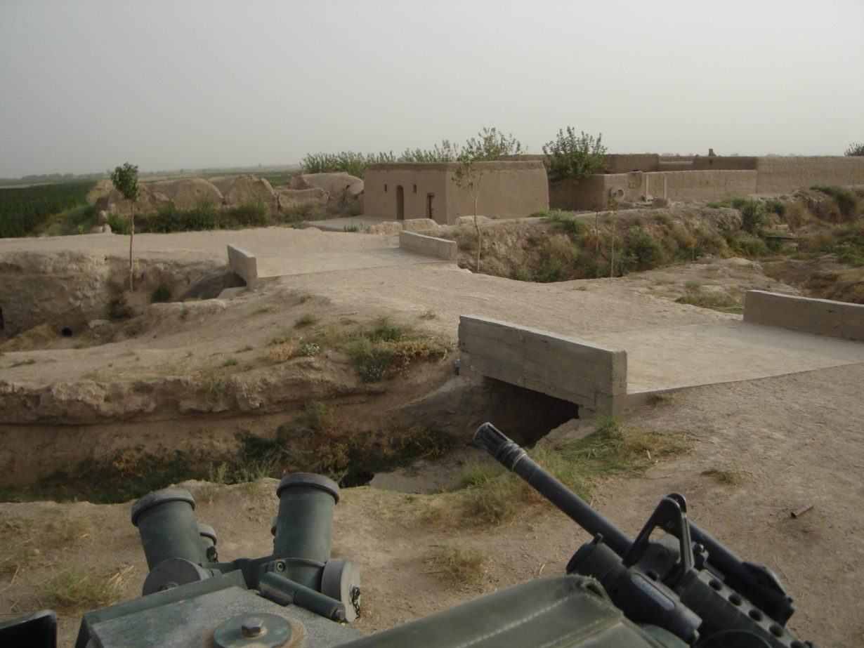 deux ponts en béton sur une route.