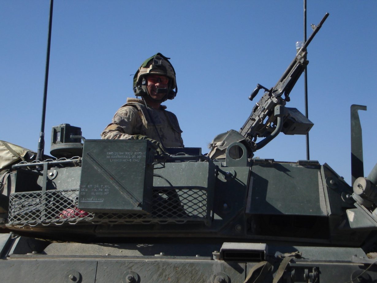 un soldat dans un véhicule blindé.