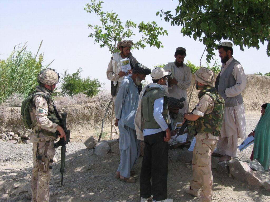 Des soldats s'adressant à un groupe d'Afghans locaux.