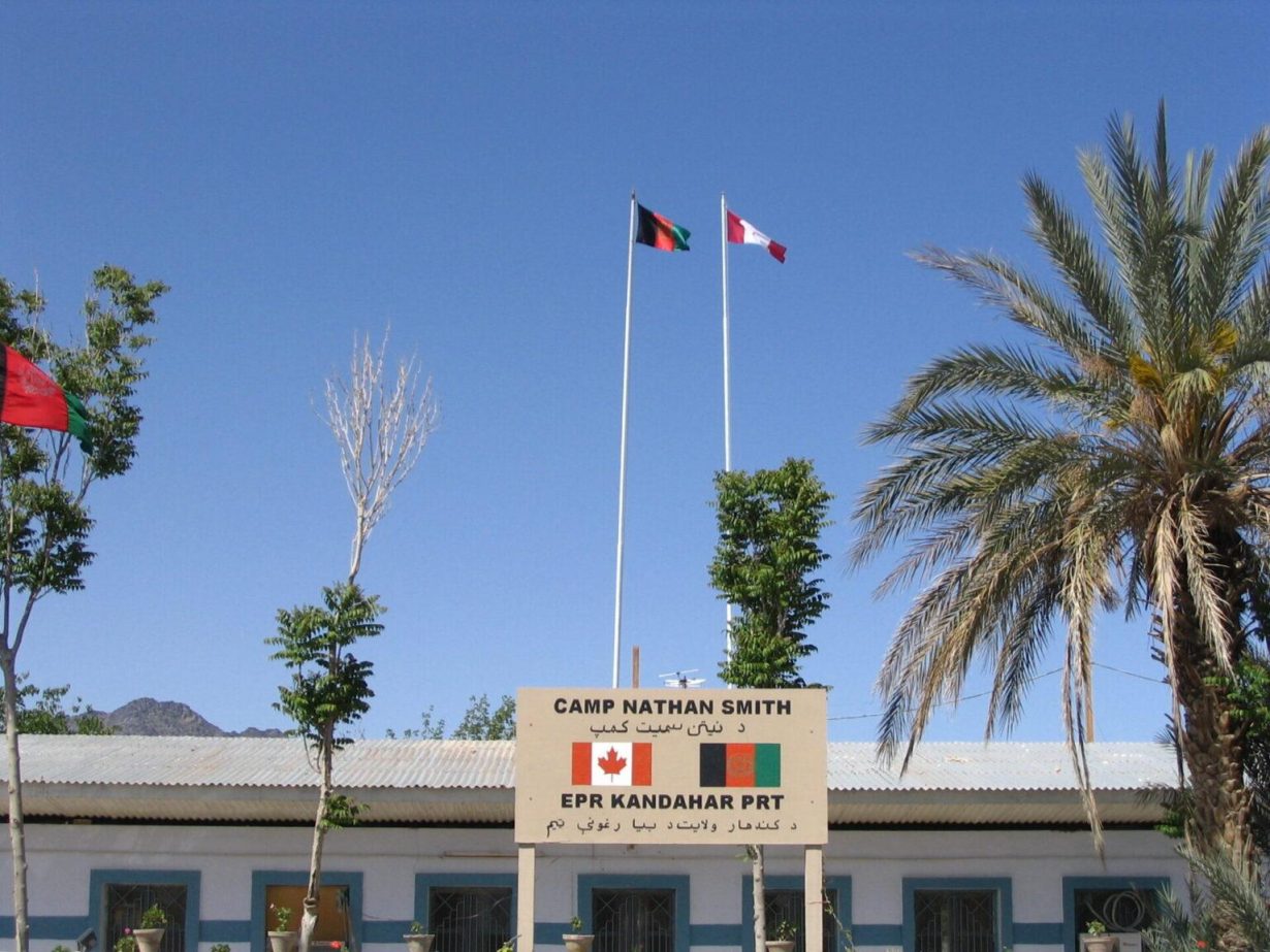 Un bâtiment avec une pancarte indiquant «&nbsp;Camp Nathan Smith&nbsp;».