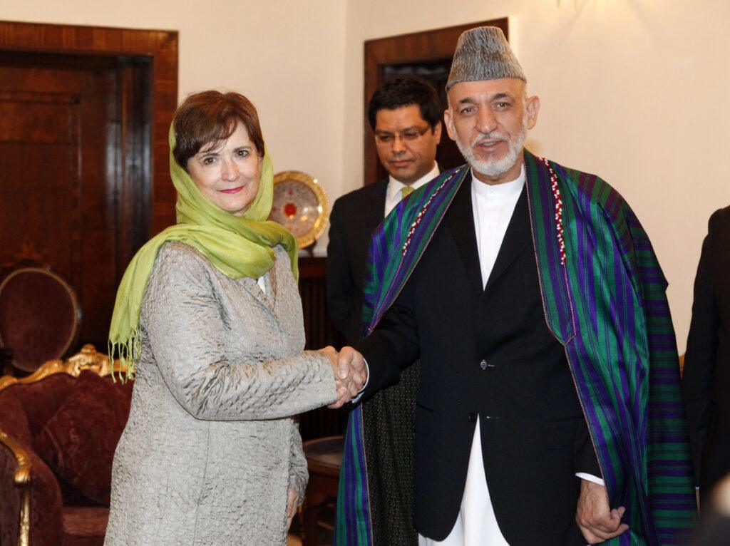 Un diplomate serrant la main du président afghan.