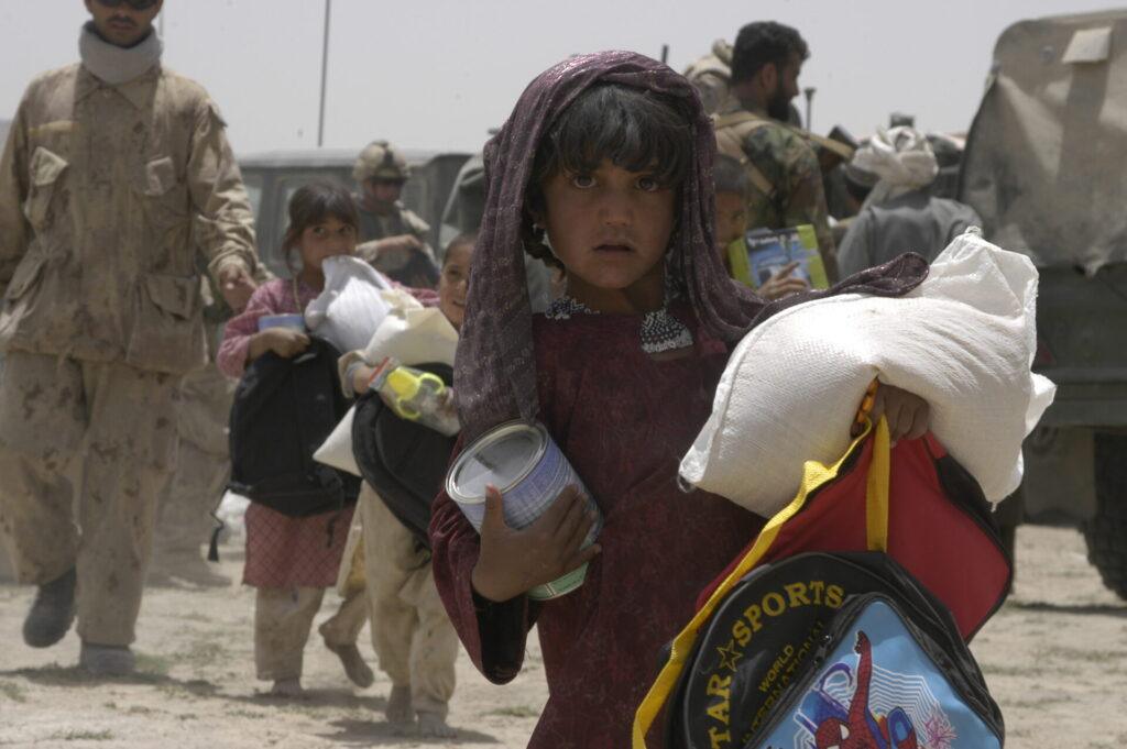 Une jeune fille afghane tenant des provisions