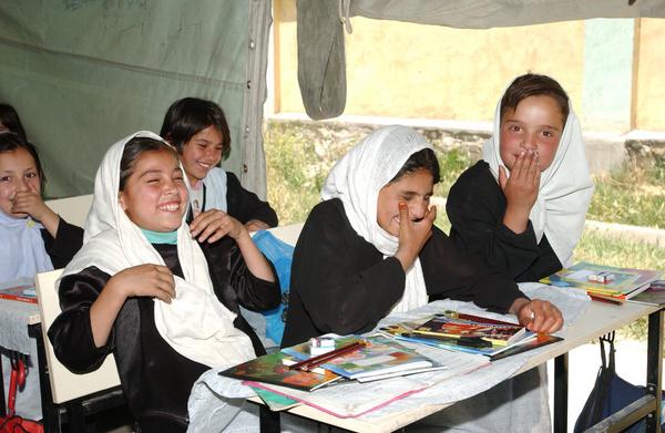 Un groupe de filles afghanes dans une salle de classe. Elles rient.