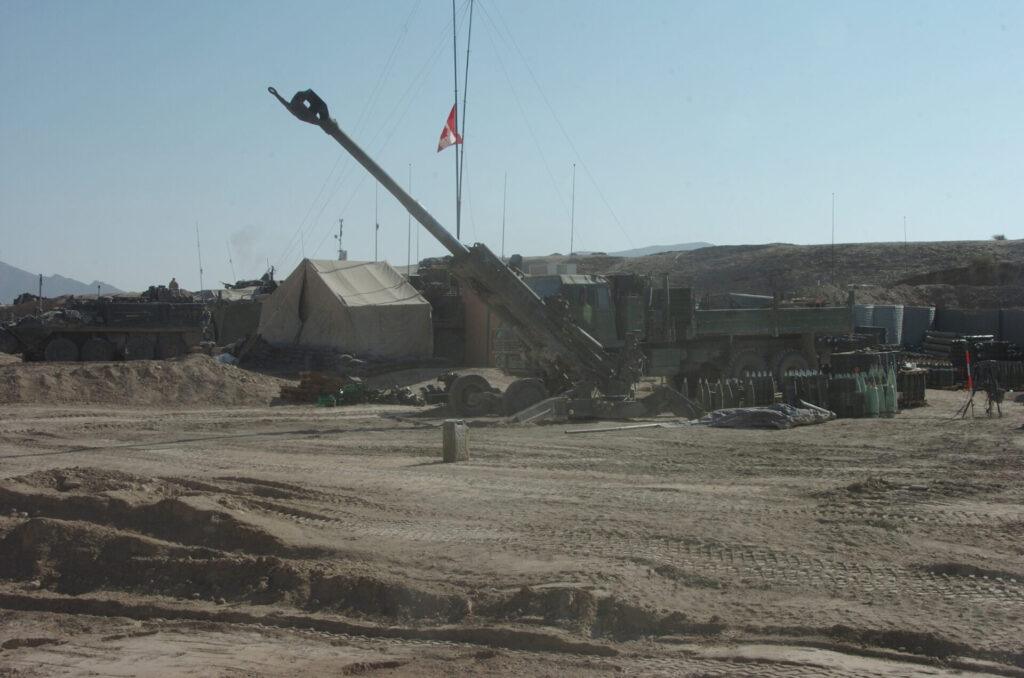 une arme de gros calibre dans une région désertique vallonnée en Afghanistan.