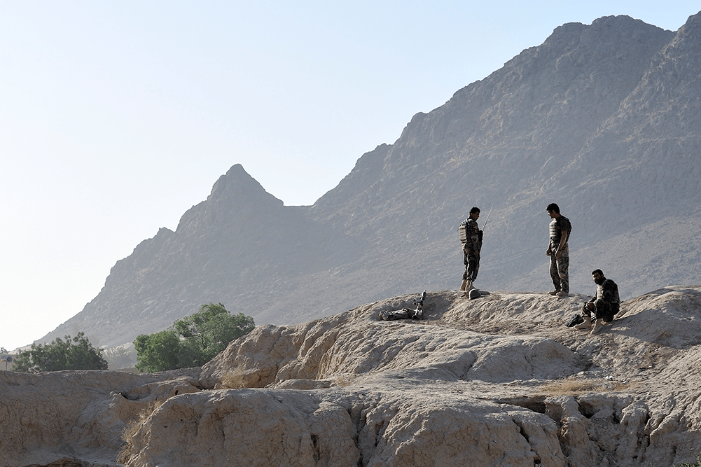 soldats sur un flanc de montagne.