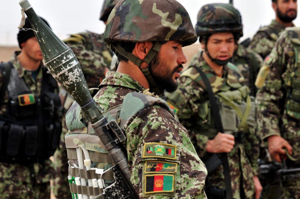 Soldats afghans en uniforme.
