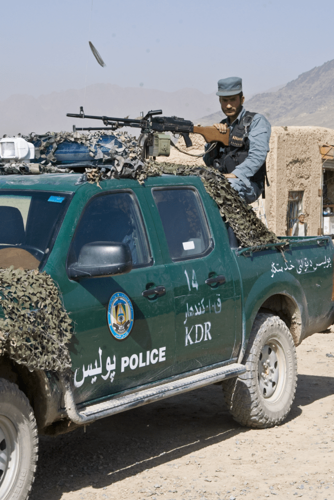 Un policier afghan à l'arrière d'un camion.