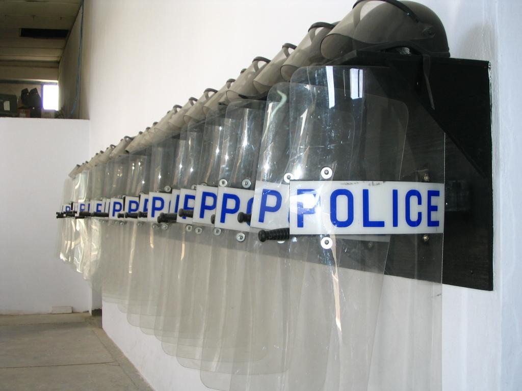 Une ligne d'équipement anti-émeute de la police.