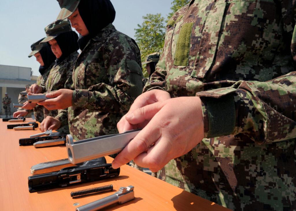 Des femmes soldats afghanes assemblent des armes à feu.