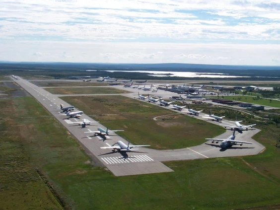 Un groupe d'avions sur la piste d'atterrissage d'un aéroport