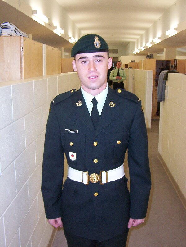 Un soldat en uniforme dans un couloir.