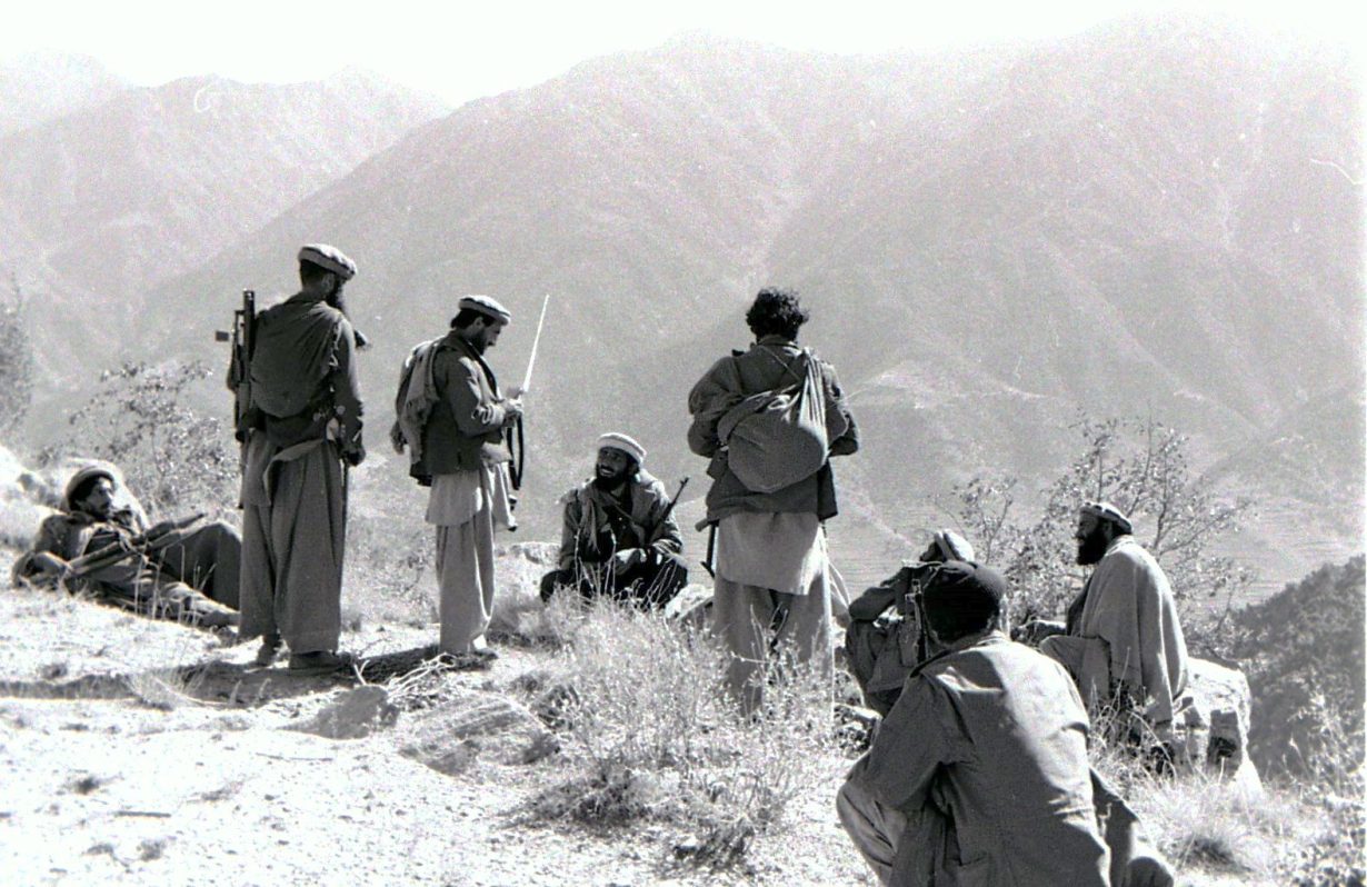 des hommes armés se sont rassemblés sur une chaîne de montagnes.