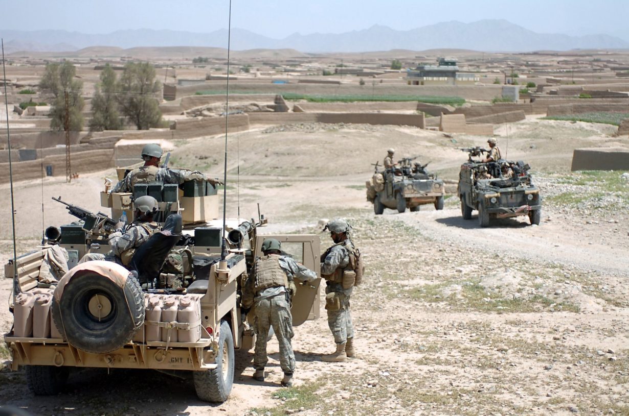 membres de l'armée en patrouille en Afghanistan