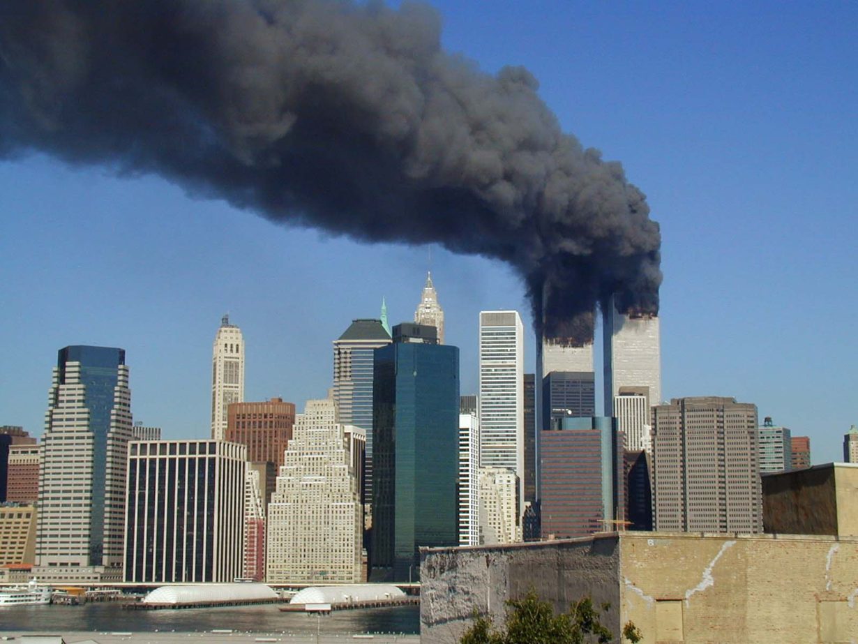 Les deux tours du World Trade Center envahies par la fumée.