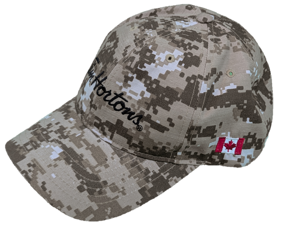 un chapeau camouflage avec l'inscription «&nbsp;Tim Horton's&nbsp;». Sur le côté se trouve un drapeau canadien.