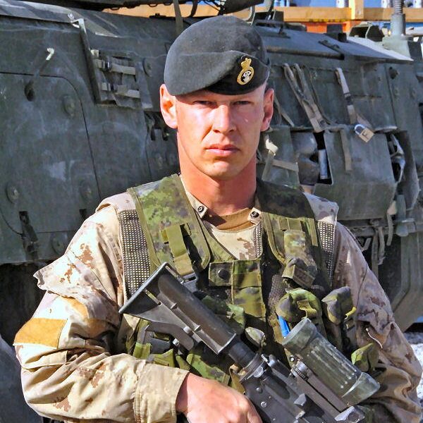Un soldat en uniforme tenant une arme.