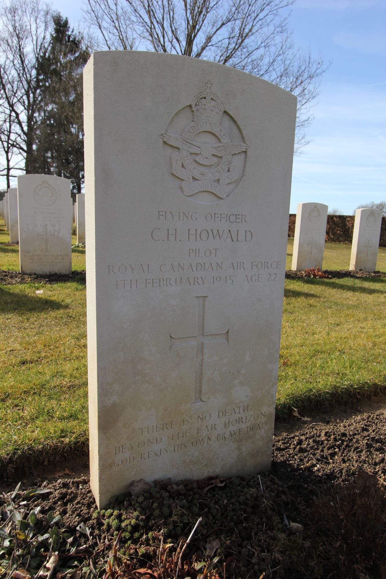Une pierre tombale pour C. H. Howald.