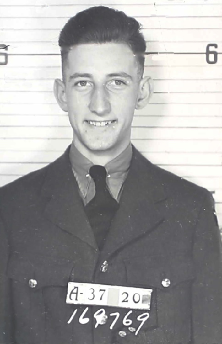 un homme en uniforme. Il sourit.