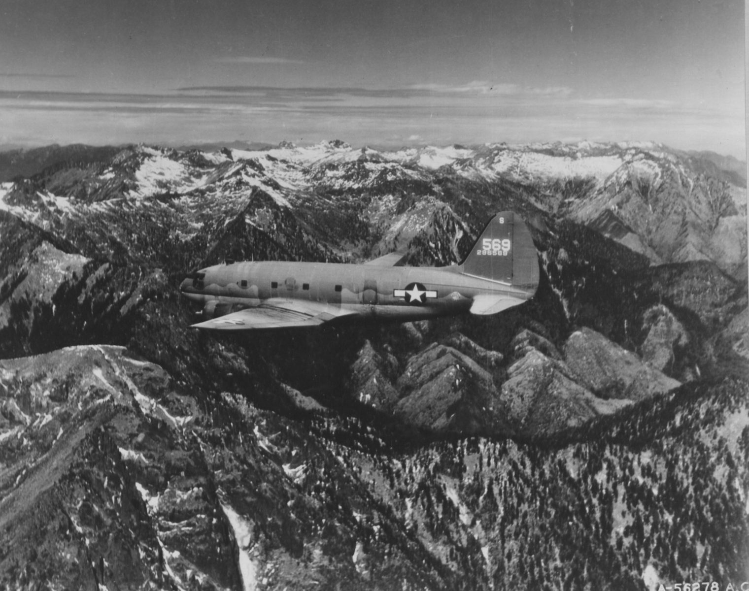 Un avion survolant un massif montagneux.