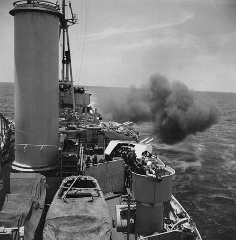 Plan intermédiaire montrant des canons sur un navire. De la fumée s'échappe des canons.