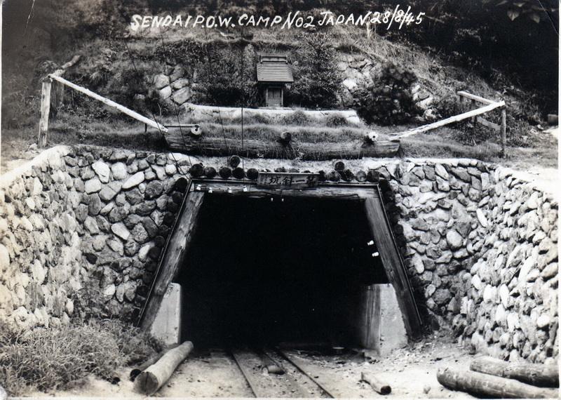 L'entrée d'une mine. En haut de la photo, on peut lire&nbsp;: «&nbsp;Camp de prisonniers de guerre n° 2 de Sendai, Japon, 28 août 1945&nbsp;».